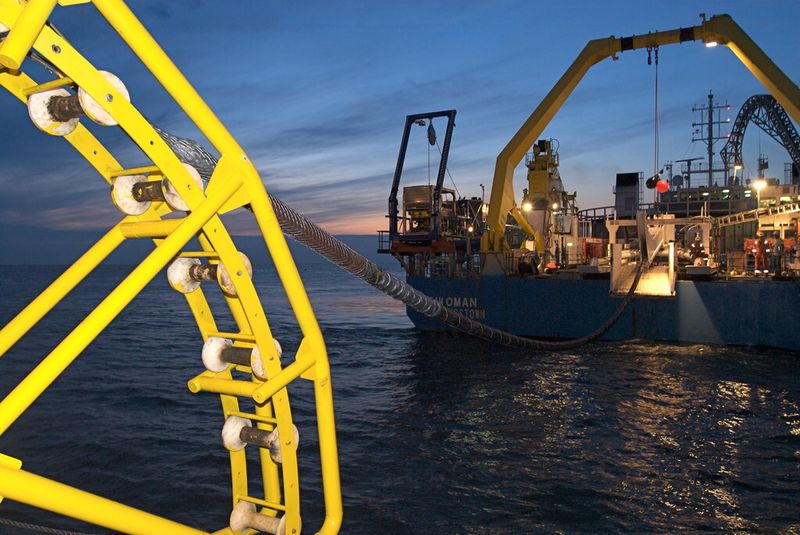 Netzausbau: Seekabel werden benötigt, um beispielsweise Offshore-Windparks an das Übertragungsnetz an Land anzuschließen (Bild: Netzbetreiber / VDE)