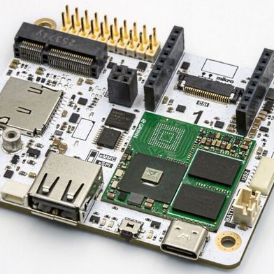 Coralboard-Devboardfür xMCUs: Die Astra-SR200-Serie von Synaptics richtet sich an lokale KI-Anwendungen und kombiniert Arm-Prozessorkerne, integrierten DRAM und eine Coral-NPU mit bis zu 400 GOPS KI-Rechenleistung. (Bild: Synaptics)