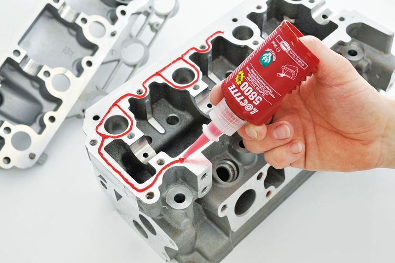Die mittelfeste Flächendichtung Loctite 5800 hat wie die anderen kennzeichnungsfreien anaeroben Produkte ein „weißes“ Datenblatt ohne sicherheitsrelevante Einträge.  (Bild: Henkel)