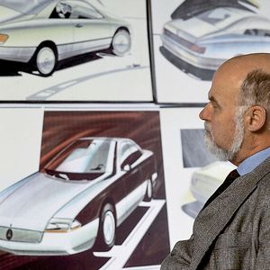 Der Designer vor Designentwürfen für ein Mercedes-Benz Coupé(Bild:  Mercedes-Benz AG)