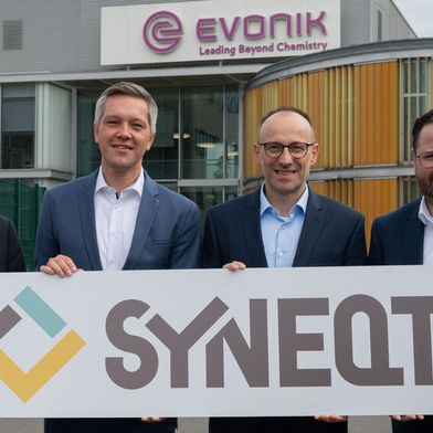 (v. l. n. r.): Thomas Wessel, Personalvorstand und Arbeitsdirektor von Evonik, traf sich mit der Geschäftsführung von Syneqt am Chemiepark Marl. Auf dem Foto neben ihm: Andreas Orwat, Thomas Basten (Sprecher) und Daniel Brünink. (Bild: Evonik Industries)