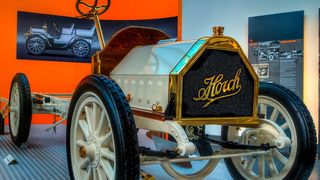 Die erste Baustufe des Horch 14-17 PS mit Fahrgestell, Motorumhausung, Kühler, Achsen und Rädern steht bereits im Museum.  (Bild: August Horch Museum Zwickau )