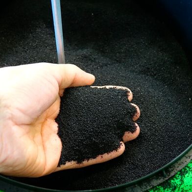 Ruß aus Pyrolyse (Symbolbild): Auf diese Weise können aus Altreifen wieder Materialien für neue Pneus gewonnen werden. (Bild: Rosenow – VCG)
