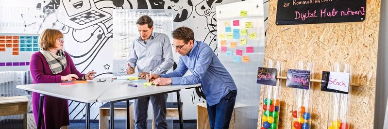 Das passende Umfeld: Bei der BG.evolution in Dortmund nehmen sich Beumer-Mitarbeiter eines Kundenproblems an und entwickeln sogenannte „Minimum Viable Products“, also minimal ausgestattete Prototypen, deren Marktpotenzial sie bis zur Marktreife prüfen.(Bild:  Beumer)