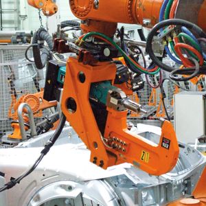 Bild 1: Automobilhersteller verbannen Hydrauliköl und Druckluft immer häufiger aus ihren Fabrikhallen. Servopressenantriebe sind deshalb auf dem Vormarsch.
