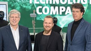 Georg F. W. Schaeffler, Familiengesellschafter und Aufsichtsratsvorsitzender der Schaeffler AG, Artem Sokolov, CEO und Gründer von Humanoid und Klaus Rosenfeld, Vorsitzender des Vorstands der Schaeffler AG (v.l.), besiegelten die Technologiepartnerschaft auf der CES in Las Vegas.  (Bild: Schaeffler/eVision Media)