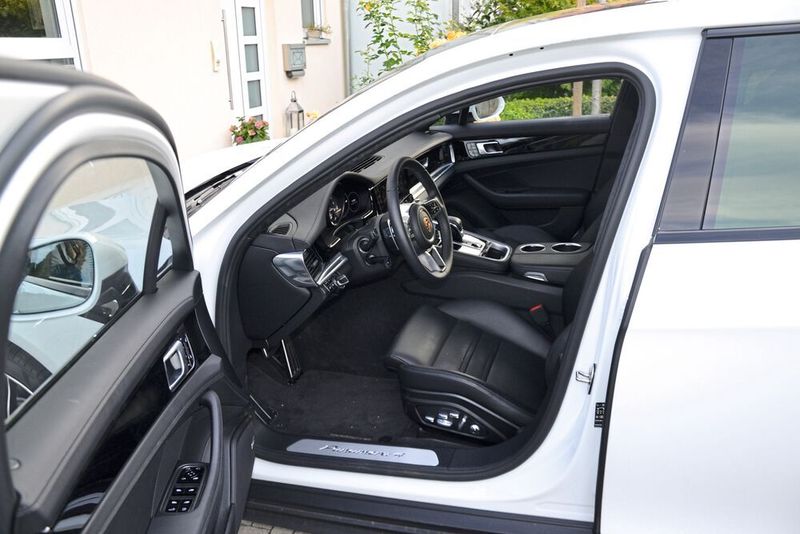 Vorne sitzt es sich, wie nicht anders zu erwarten, äußerst komfortabel. (Simon / »kfz-betrieb«)