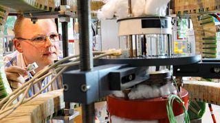 Eine am HZDR entwickelte Methode erlaubt die berührungslose Messung einer heißen Stahlschmelze – eine wichtige Voraussetzung, um das Befüllen der Gussform mit flüssigem Stahl zu steuern.  (HZDR/Frank Bierstedt)