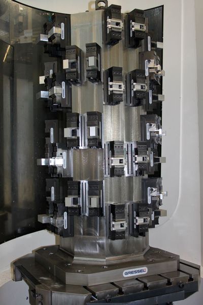 Wechselpalette (500 x 500 mm) mit einem «Gressel-Spannturm 8-fach» und 56 Stück darauf aufgebauten Kleinteil-Spanner «Solinos 40».  (Schubert)