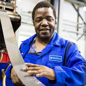 Ein Feintoolmitarbeiter beim Einspannen eines Stahlcoils.