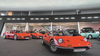 Einer von vielen Blickfängen im Showroom von David Finest Sportscars: der Ferrari Dino. (Bild: Tom Wolf)