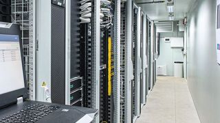 Mit der Digitalisierung steigt die Nachfrage nach schnell verfügbaren Daten nahe dem Entstehungsort. Dies erfordert zusätzliche Rechenleistung, kurze Latenzzeiten, unterbrechungsfreie Datenverfügbarkeit und systemweite Sicherheit.  (Rittal)