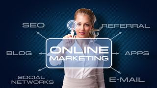 junge-frau-startet-online-marketing-kampagne-stockpack-adobe-stock-scaled (Quelle: fotogestoeber - stock.adobe.com)