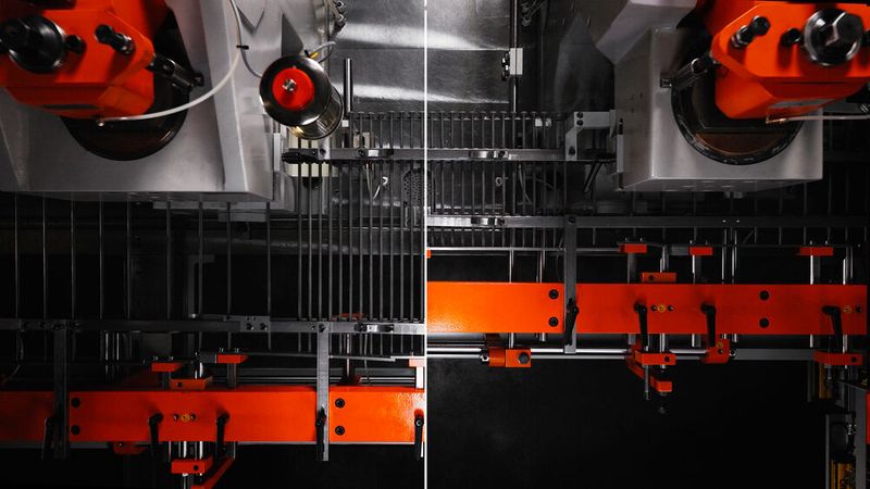 Durch das Auf- bzw. Zufahren des Leistenhalters ist ein Längenwechsel des Produktes innerhalb von Minuten möglich. Dabei bleiben alle Einstellungen erhalten. (Bild: Aachener Maschinenbau)