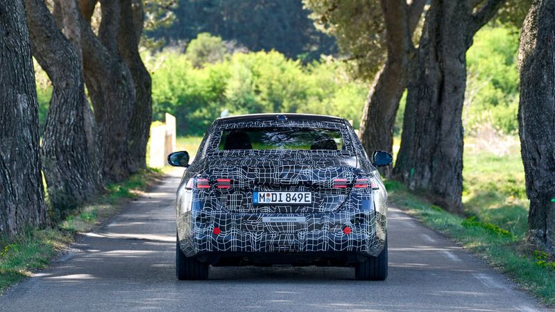 Im i5 sind Reifen der Dimension 245/40 R 20 vorn und 275/35 R 20 hinten serienmäßig. (Bild: Autoren-Union Mobilität/BMW)