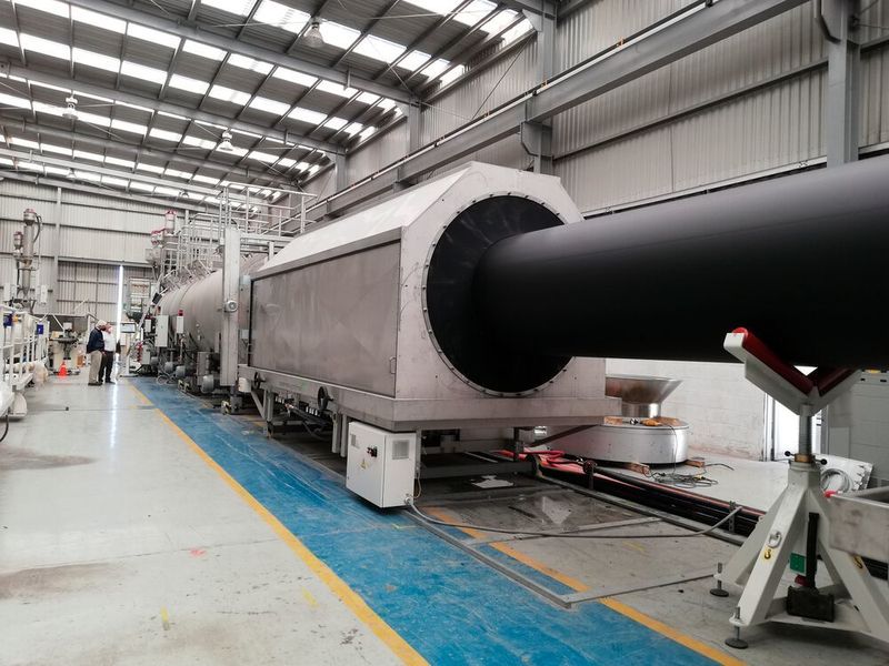 Die Großrohrfertigungslinie arbeitet außer mit dem speziellen Rohrkopf auch mit einem Extruder der neuesten Generation des Typs Solex 120 NG. Abwasserrohre mit Farbstreifen werden damit mit einem Materialdurchsatz von 2 t/h herstellbar. (Battenfeld-Cincinnati)