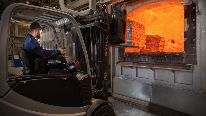 Das mit Solarstrom hergestellte Aluminium verarbeitet BMW in seiner Leichtmetallgießerei in Landshut weiter. (Bild: Harry Zdera/BMW)