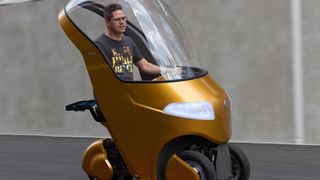 Auffällig am Bicar sind seine goldene Haube und die darin eingelassene bauchige Windschutzscheibe, die sicherstellen, dass Lenkerinnen und Lenker auch bei Regen und Wind trocken von A nach B gelangen. (Bild: ZHAW)