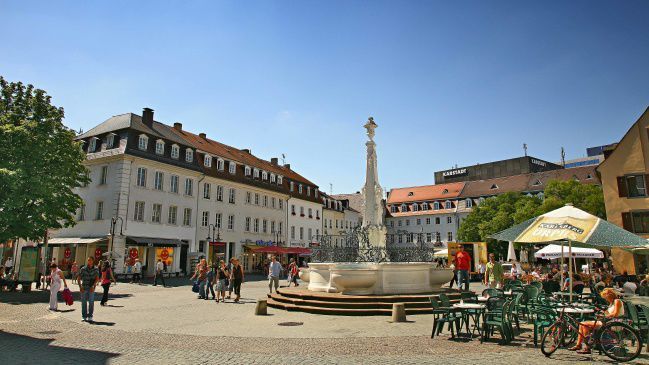 Der Weg in eine Gigabitgesellschaft koppelt sich automatisch mit den zukünftigen Anforderungen und Bedürfnissen der Gesellschaft an den Lebensraum der Landeshauptstadt Saarbrücken sowie deren Verwaltung. In der Konsequenz bedeutet dies, dass sich die Entwicklungsplanung der Landeshauptstadt verstärkt den digitalen Herausforderungen stellen muss und neben den technischen Aspekten einer Glasfaserausbaustrategie auch die aktive
Gestaltung des öffentlichen Raums betrachtet werden muss. Dabei gelten Effizienz- und Komfortsteigerung als wichtige Zielsetzungen.  (Stadt Saarbrücken)