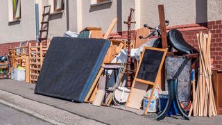 Illegale Sperrmüllhaufen sind nicht nur unschön, sondern auch störend, wenn sie den Gehweg blockieren. Bürger Hessens können solche Ordnungswidrigkeiten deshalb künftig online melden  (© Animaflora – Getty Images via Canva.com.)