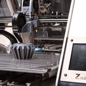 Mithilfe des 3D-Druckers lassen sich zunehmend mehr Ersatzteile fertigen, die exakt den Anforderungen des Kunden und der Qualität des Originals entsprechen.(Bild:  ZMorph3D)