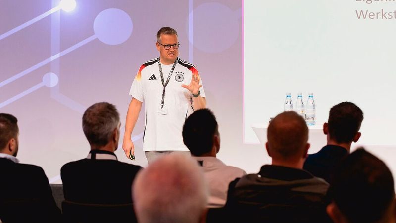 Rechtsanwalt Henning Hamann, Experte für Verkehrsrecht, trat im Deutschland-Trikot auf und brachte auch in Sachen Redetempo eine wahrhaft sportliche Leistung auf die Bühne. (Bild: Stefan Bausewein)