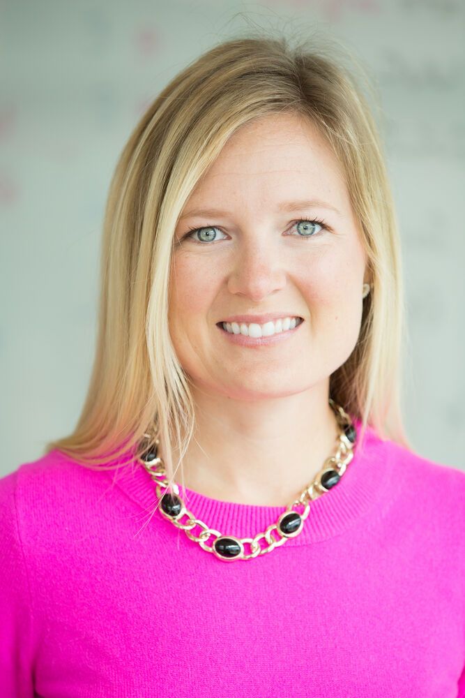 Krysta Marie Svore (geboren 1979) leitet das „Azure Quantum“-Software-Team bei Microsoft in Redmond, Washington, wo sie Distinguished Scientist und Vice President of Quantum Software ist. Neben der Quanteninformatik hat sie auch an der Forschung im Bereich des Maschinellen Lernens gearbeitet. 