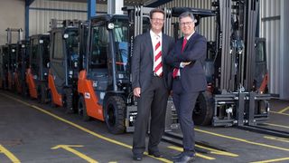 Können durch die Beteiligung von Toyota Material Handling an ihrem Unternehmen für die Zukunft besser planen: Markus (l.) und Roland Löffler. (TMDH)