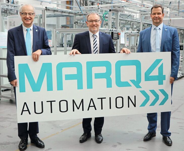 Firmenschild zur Neugründung: Dr. Harald Marquardt (links) und Produktionsvorstand Jochen Becker (rechts), gratulieren Harald Berchtold, Geschäftsführer der MARQ4 Automation GmbH, zur Neugründung. (Marquardt)