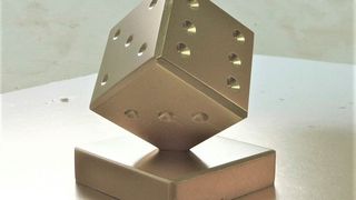 Der selbstgefeilte, präzise Stahlwürfel mit rund 1 Kilogramm Gewicht ist ein Höhepunkt jeder Ausbildung in der Metallbearbeitung, nachdem man den U-Stahl hinter sich hatte. Doch ein Facharbeiter zu werden, ist für junge Leute kaum noch „in“ – man studiert lieber. (Bild: G. Westerpfalz)