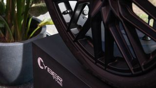 Der „Cyber Tyre“ von Pirelli steht in Echtzeit im Austausch mit den elektronischen Systemen des Fahrzeugs. Der runde Sensor dafür ist durch die Speichen erkennbar. (Bild: Bakerstreet snc)