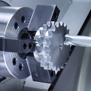 CNC-Drehbearbeitung mit angetriebenen Werkzeugstationen und zusätzlicher C-Achse bis zu einem max. Durchmesser von 350 mm und bis zu einer Bearbeitungslänge von max. 1 060 mm.