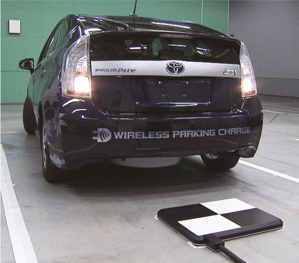 Bequemes Auftanken: Toyota erprobt deruzeit das induktive Laden von Elektrofahrzeugen (Toyota)