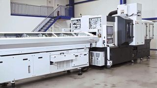 Durch das jüngst entwickelte Zwei-in-eins-Konzept lassen sich komplexe Konturen und Hinterschnitte im Inneren der Werkstücke bearbeiten sowie auf einer Anlage Bauteile aus unterschiedlichen Werkstoffen fertigen.  (Bild: Maier Machines & Robotics)