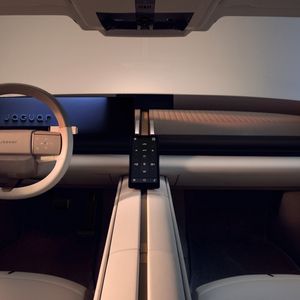Das Cockpit verzichtet nahezu auf Taster und Schalter.(Bild:  JLR)