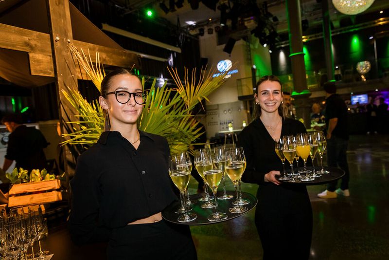 Bei der Abendveranstaltung am Vorabend der Veranstaltung im Maschinenhaus des Bürgerbräus Würzburg kamen bereits zahlreiche Teilnehmer bei gutem Essen und Trinken zusammen. Bereits hier gab es regen Austausch.  (Bild: Stefan Bausewein)