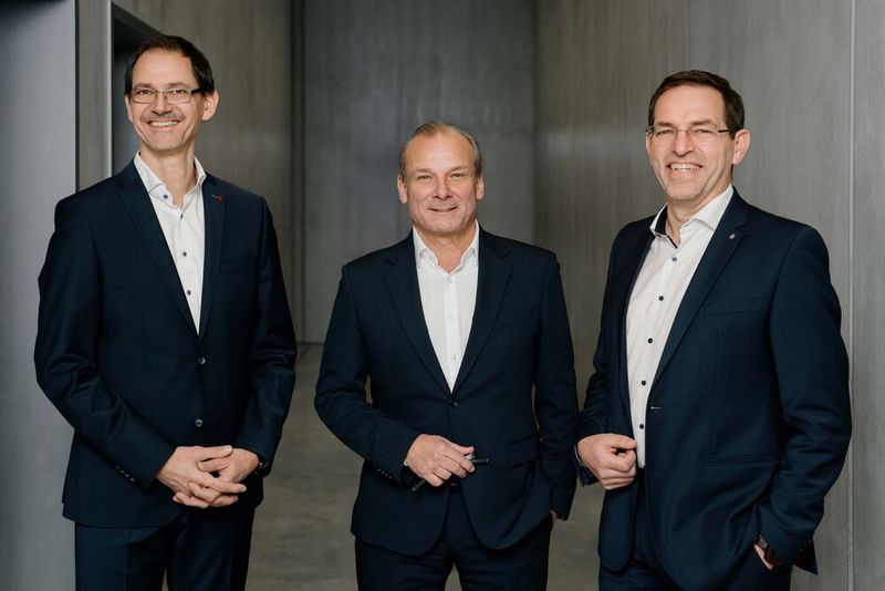 Jörg Lengenfelder, Dr. Kersten Christoph Link und Klaus Huber bilden den Vorstand bei Flottweg.  (Bild: Testov/ Flottweg)