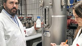 Abb. 1: Sebastian L. Riedel von der TU Berlin will Kunststoffe aus Erdöl ersetzen – mithilfe von Bakterien  (TU Berlin)