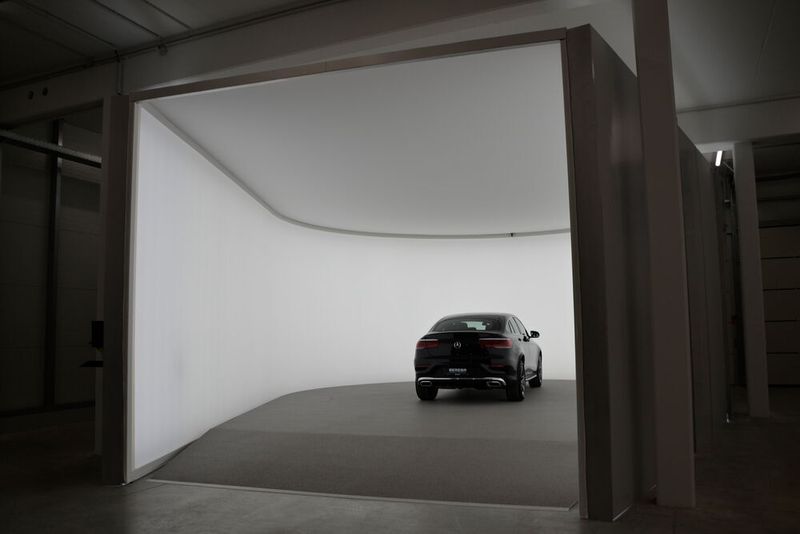 Die fertig aufbereiteten Fahrzeuge werden in einer 360-Grad-Fotobox automatisiert in Szene gesetzt. Die Fotos werden direkt in die Fahrzeugbörsen exportiert. (Mauritz/»kfz-betrieb«)