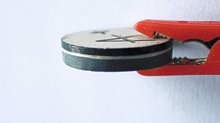 Im FAST/SPS-Sinterverfahren hergestellte Festkörperbatterie (Bild: Jonas Heldt - Fraunhofer IPA)