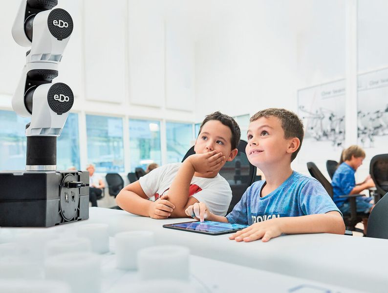 Fokusbereich 4 – Junge Menschen für MINT begeistern: Wir brauchen Ingenieure, um die Herausforderungen der Zukunft zu meistern, aber nicht genug junge Menschen entscheiden sich für MINT-Fächer (Mathematik, Informatik, Naturwissenschaften, Technik). Um dies zu ändern, wird die europäische Robotikindustrie ihre Initiativen zur Förderung von MINT-Fächern bei jungen Menschen verstärken. Die Robotikbranche befindet sich in einer einzigartigen Position, da der Roboter ein ikonisches, sympathisches und faszinierendes Stück Technik ist – ideal geeignet, um das Interesse an Technik zu wecken – sowohl bei Mädchen als auch bei Jungen.  (Bild: Comau)