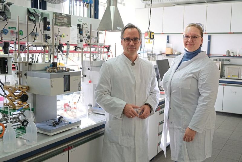 Professor Malte Behrens und Doktorandin Anna Wolf im Syntheselabor am Institut für Anorganische Chemie der CAU (Bild: Christina Anders, Uni Kiel )