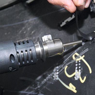 AIT nutzt für das Kunststoffschweißen Stickstoff, den ein im Gerät integrierter Generator liefert. Den Stickstoff generiert das Gerät aus der normalen Werkstattdruckluft. Das Kombigerät Proweld 3 eröffnet zudem die Möglichkeit zum Ultraschallschweißen und wird auf der Automechanka im September vorgestellt. (Bild: Wenz)