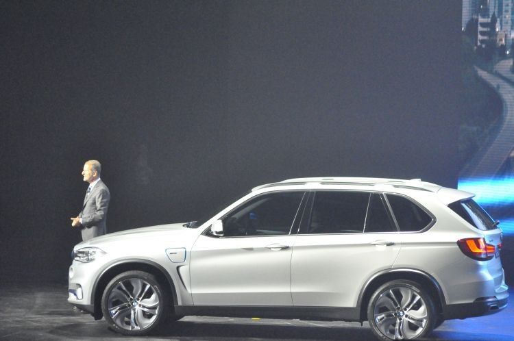 Dr.-Ing. Herbert Diess, Mitglied des Vorstands der BMW AG, oblag die Weltpremiere des BMW Concept X5 eDrive. (Foto: Richter)