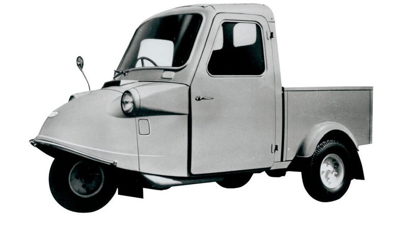 Ab 1959 nahm Daihatsu Verbesserungen an dem Modell vor, führte eine zweisitzige Kabine und ein Lenkrad (bisher Lenker) ein und erweiterte die Ladekapazität. Infolgedessen wurde das Modell zu einem großen Erfolg. Im September 1960 überschritt die Gesamtzahl der zugelassenen Fahrzeuge dieses Modells 100.000, und die Zahl der im selben Jahr neu zugelassenen Fahrzeuge dieses Modells belief sich auf 86.000. Das Unternehmen begann 1959 auch mit dem Export des Modells in südostasiatische Länder wie Thailand. (Bild: Daihatsu)