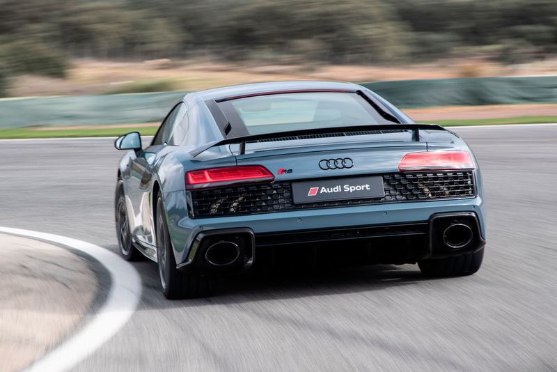 Alle R8-Varianten sind nach oben offen: Audi verzichtet bei dieser Baureihe auf eine Abregelung. Die Spitzengeschwindigkeit liegt demnach bei 331 km/h. (Audi)