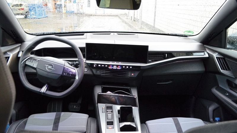 Aufgeräumtes Cockpit (Bild: Rehberg / VCG)