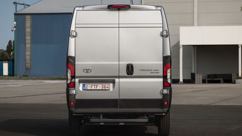 An der Heckklappe weist der Schriftzug Electric auf seine besondere Antriebstechnik hin. (Bild: Arnau Puig/Toyota)