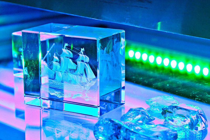Am Fraunhofer IOSB werden Sichtprüfsysteme unter anderem zur industriellen Inspektion von transparenten Materialien entwickelt. Bei der Control 2022 soll mit dem System „Purity“ eine Lösung zur Hochgeschwindigkeitsprüfung transparenter Objekte im Durchlauf bei einer Materialstromgeschwindigkeit bis zu 3 Metern pro Sekunde präsentiert werden. (Fraunhofer IOSB)