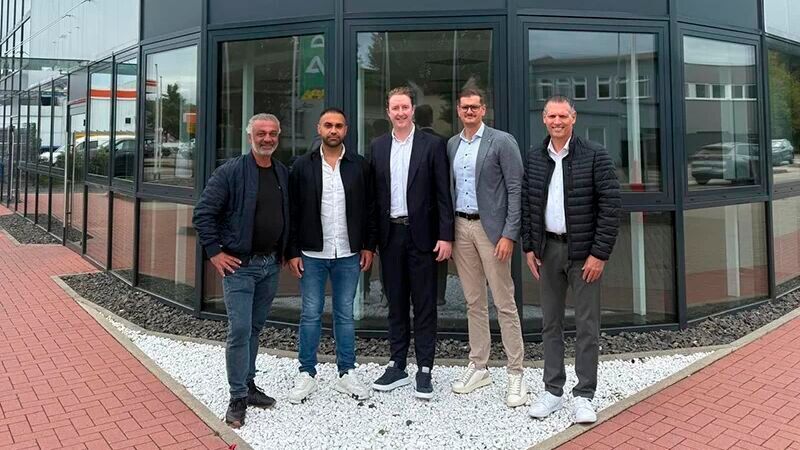 Savas und Namic Ardic (l., Inhaber/Geschäftsführer Autohaus Yaans) haben ihr Betriebsgelände an die Rosier-Gruppe verkauft, hier vertreten durch Paul Rosier (COO/Direktor Organisation, Peter Todenhagen (Gesamtvertriebsleiter und Verkaufsleiter Großkunden Autohof Reimers GmbH) sowie Manuel Voß (Niederlassungsleiter Autohof Reimers GmbH).(Bild:  Rosier)